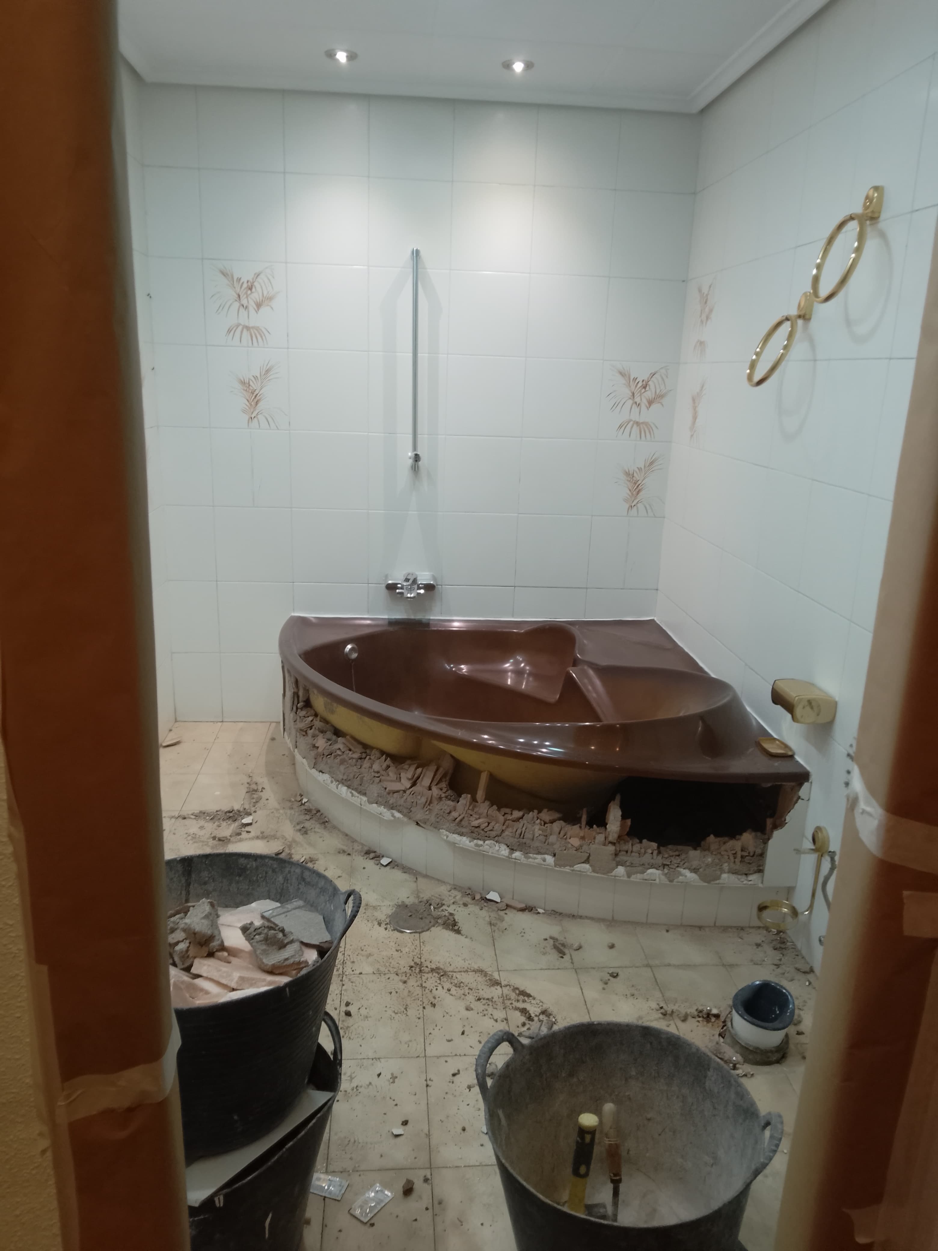 Estado inicial del baño antes de la reforma en Cartagena