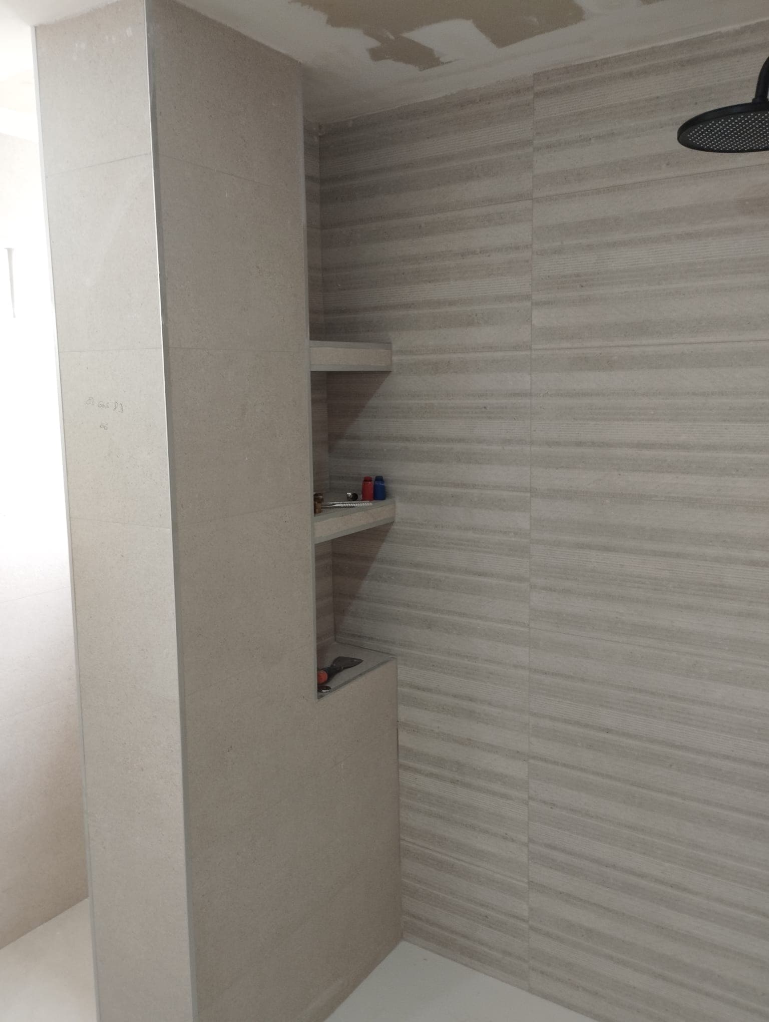 Hornacina de ducha terminada, alicatada y con baldas
